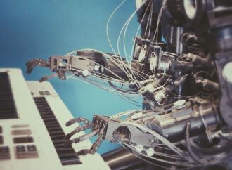 robot qui joue au piano